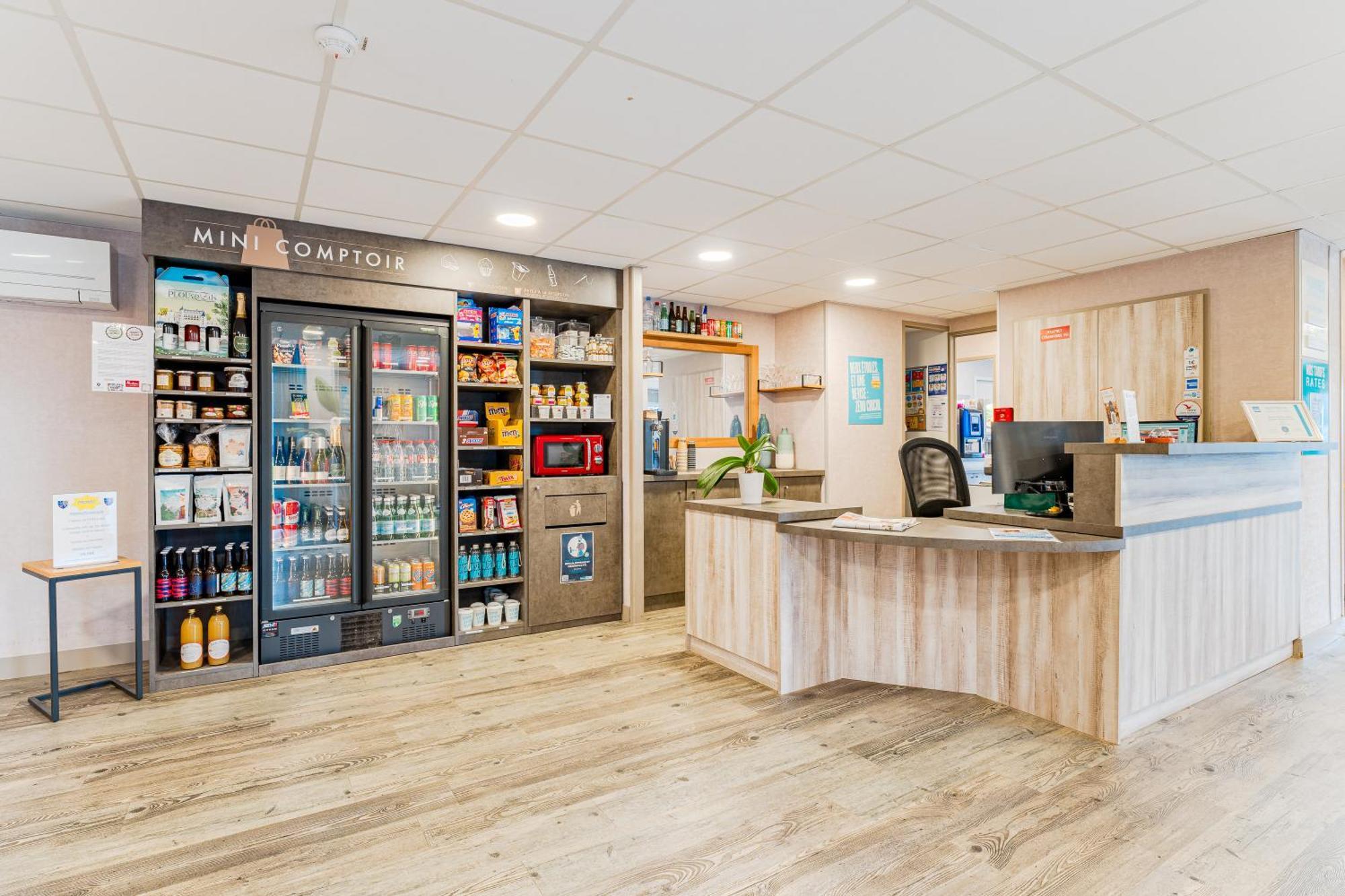 Kyriad Direct Tours Sud - Chambray Les Tours Bagian luar foto