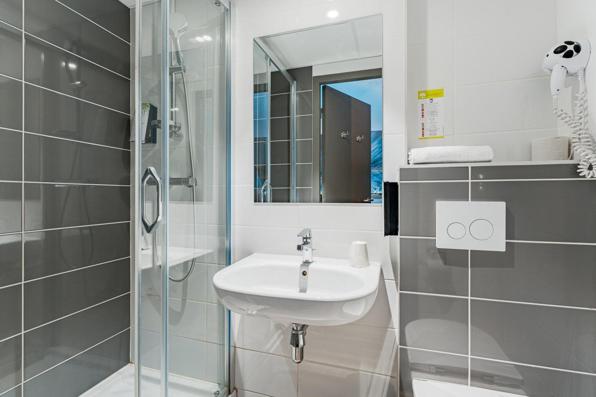 Kyriad Direct Tours Sud - Chambray Les Tours Bagian luar foto