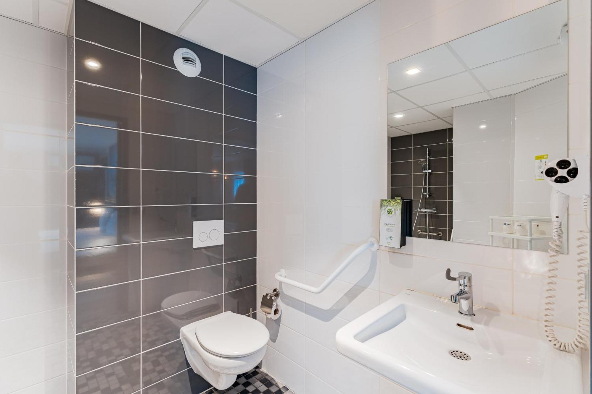 Kyriad Direct Tours Sud - Chambray Les Tours Bagian luar foto