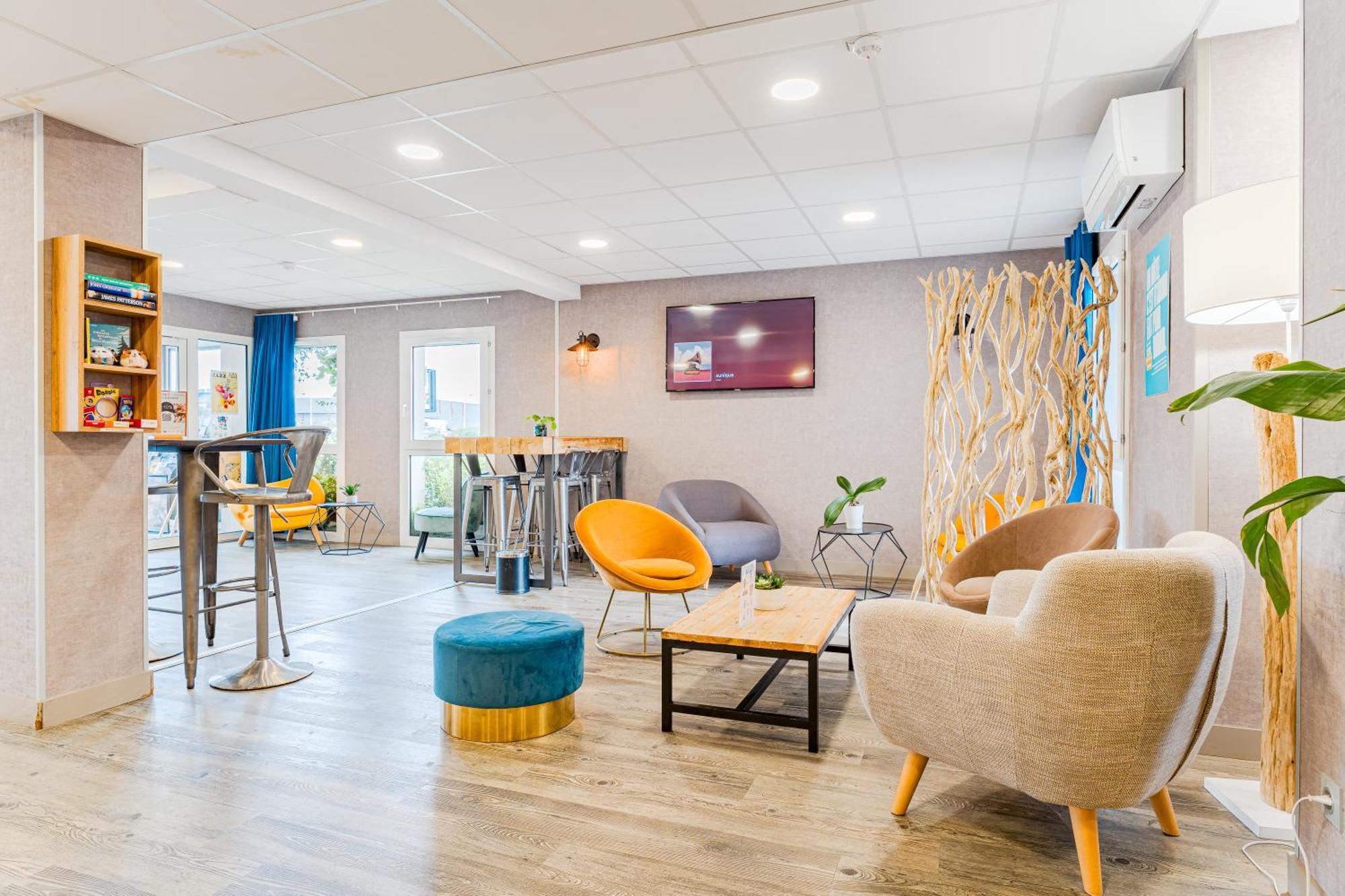 Kyriad Direct Tours Sud - Chambray Les Tours Bagian luar foto
