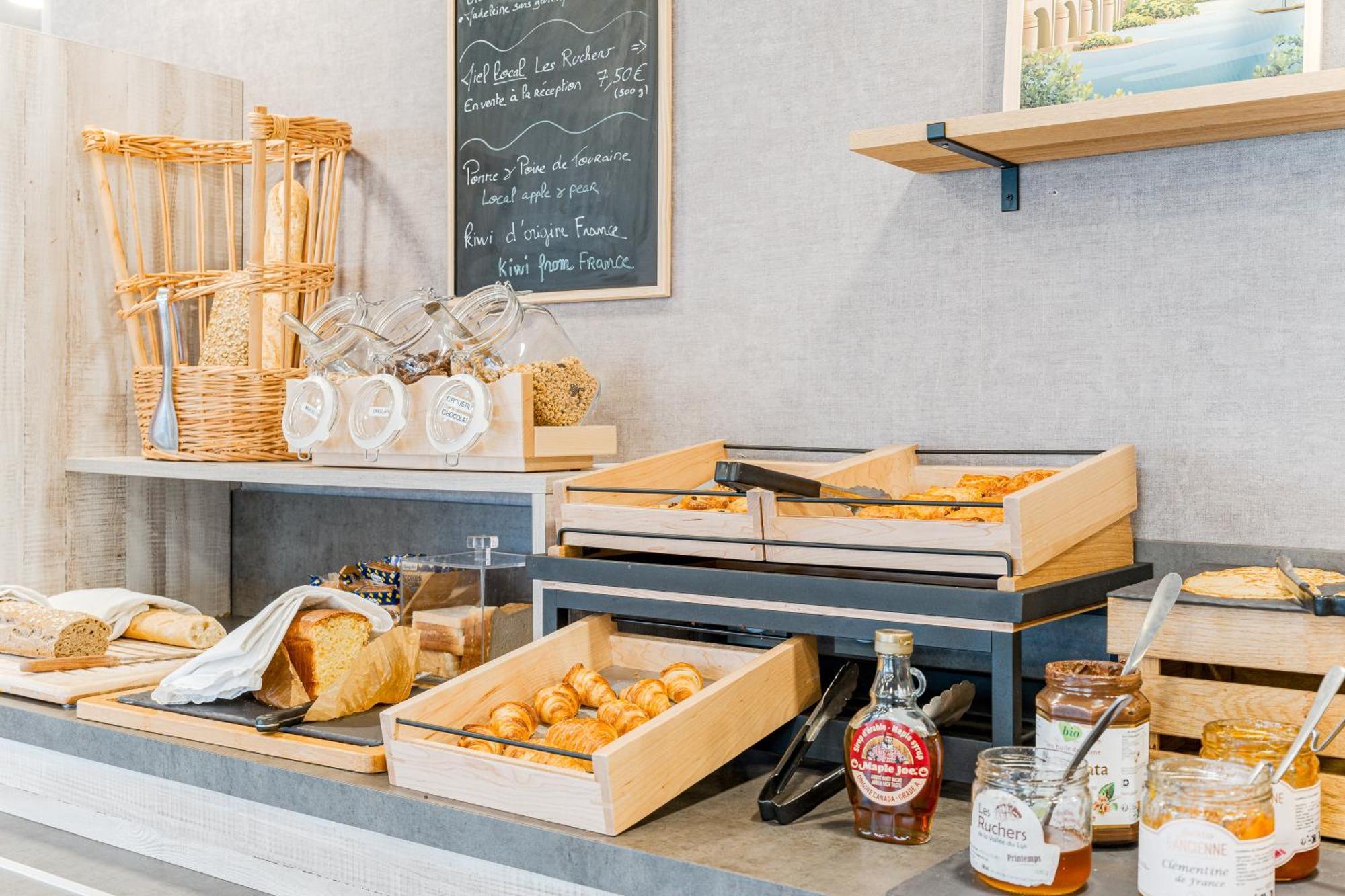 Kyriad Direct Tours Sud - Chambray Les Tours Bagian luar foto