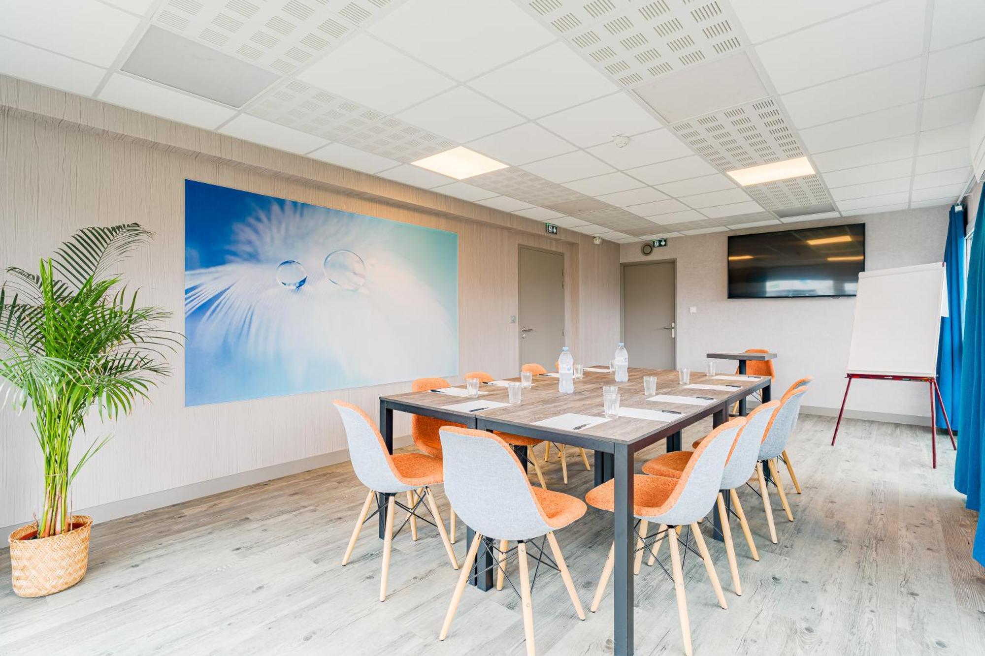 Kyriad Direct Tours Sud - Chambray Les Tours Bagian luar foto