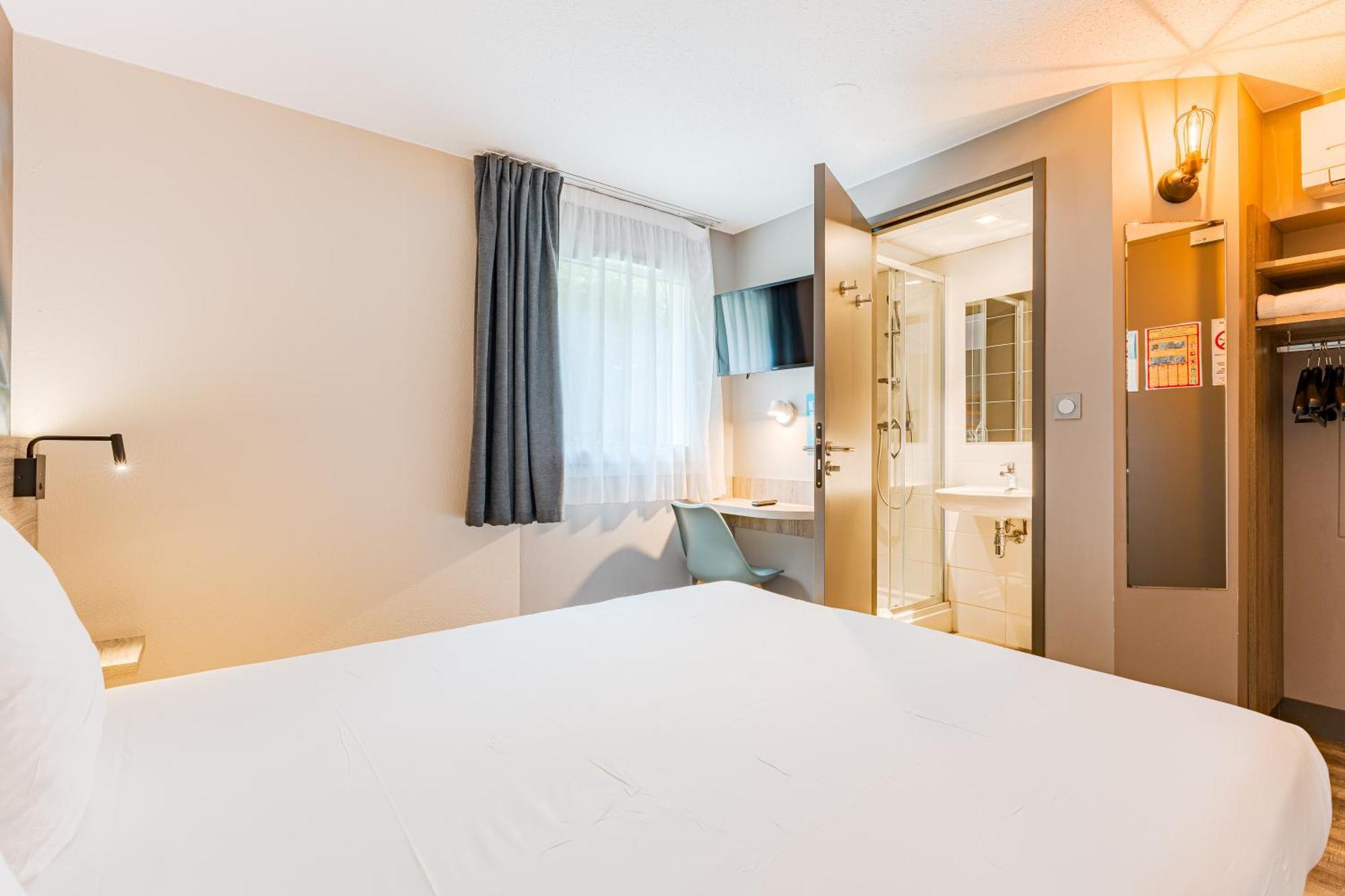 Kyriad Direct Tours Sud - Chambray Les Tours Bagian luar foto