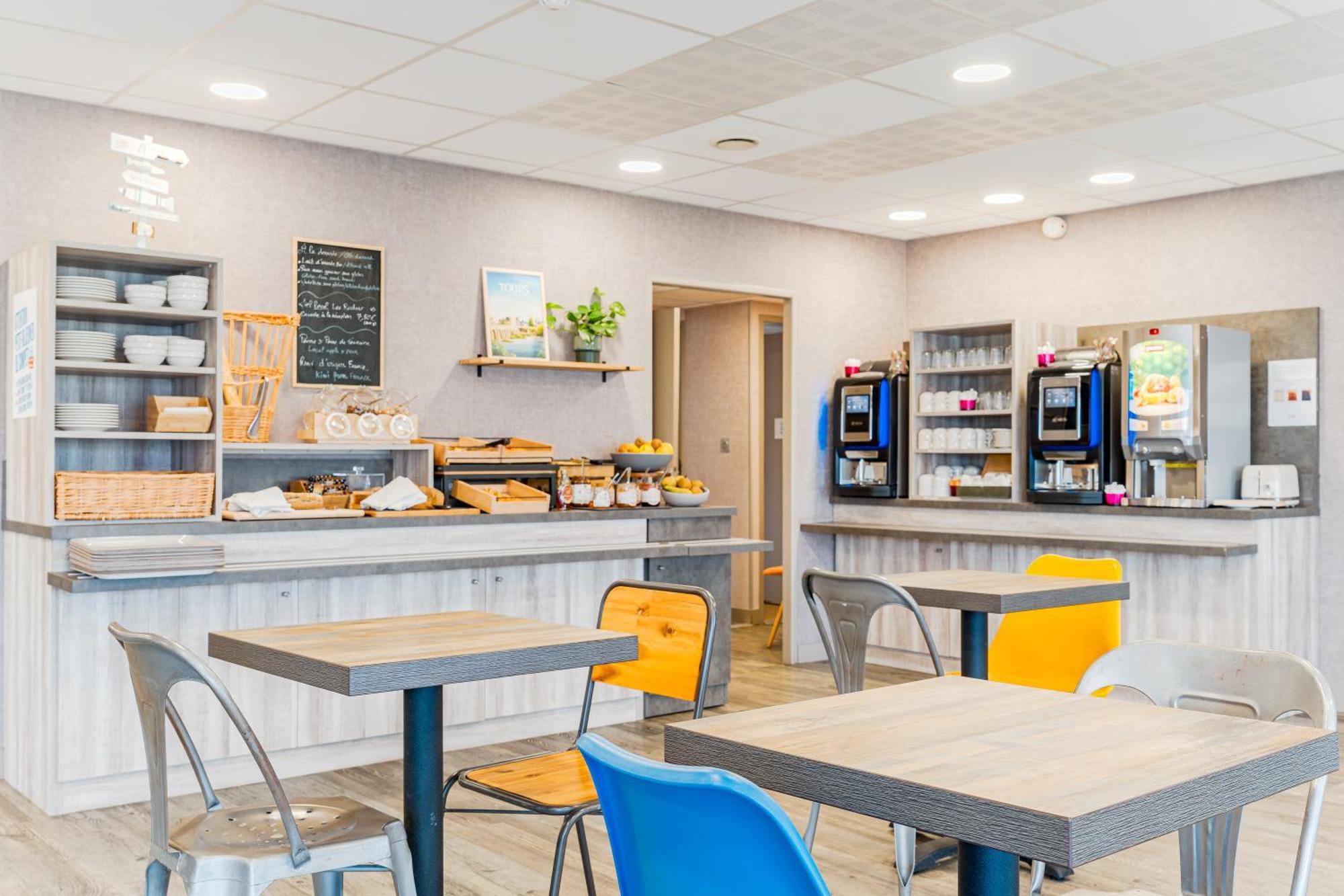 Kyriad Direct Tours Sud - Chambray Les Tours Bagian luar foto