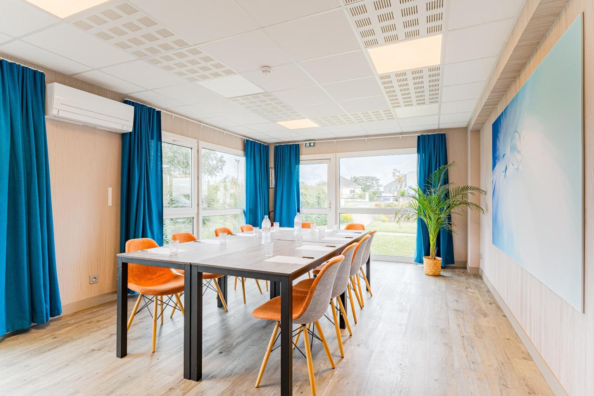 Kyriad Direct Tours Sud - Chambray Les Tours Bagian luar foto