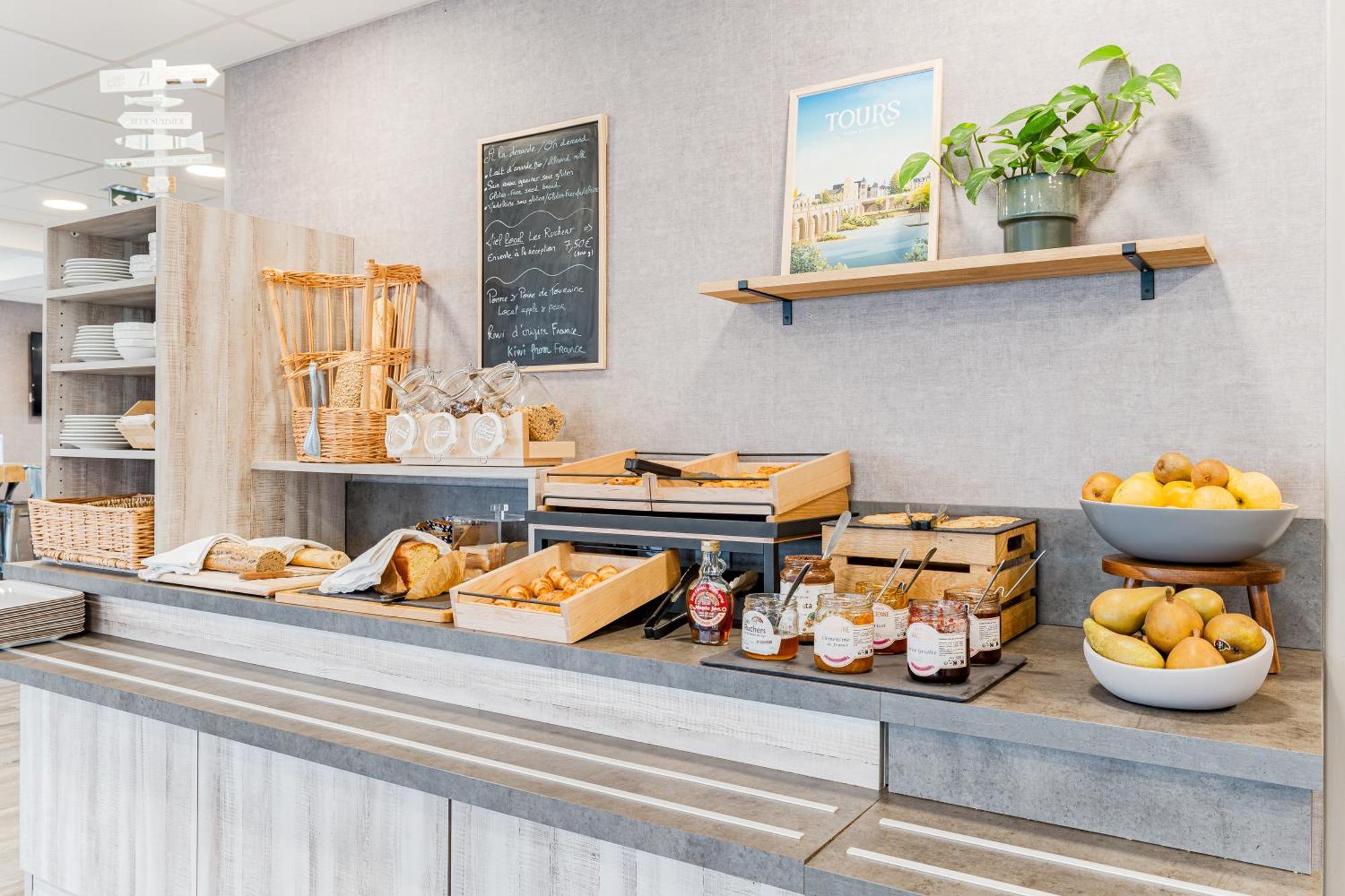 Kyriad Direct Tours Sud - Chambray Les Tours Bagian luar foto