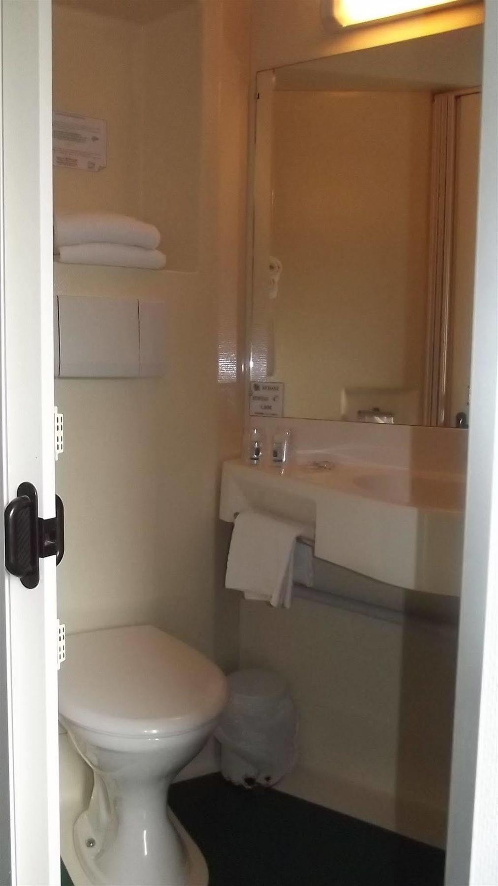 Kyriad Direct Tours Sud - Chambray Les Tours Bagian luar foto